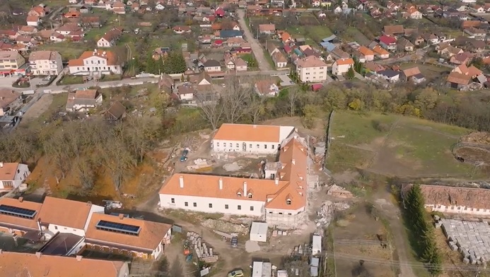 Prietenul Regelui Charles deschide anul viitor castelul Kálnoky din Valea Crișului, renovat cu bani prin PNRR – VIDEO