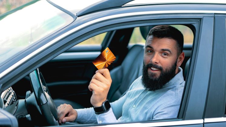 Cum pot companiile să își optimizeze flotele cu un singur card de combustibil