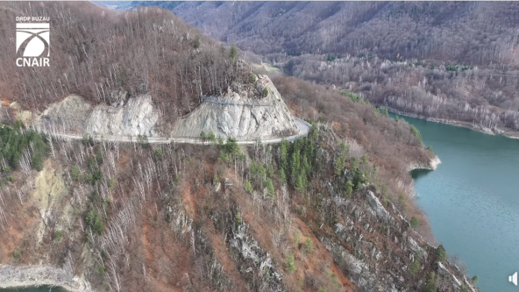 VIDEO DN10 Brașov – Buzău: S-au finalizat lucrările de punere în siguranță a versantului pe unul dintre cele mai spectaculoase drumuri din țară