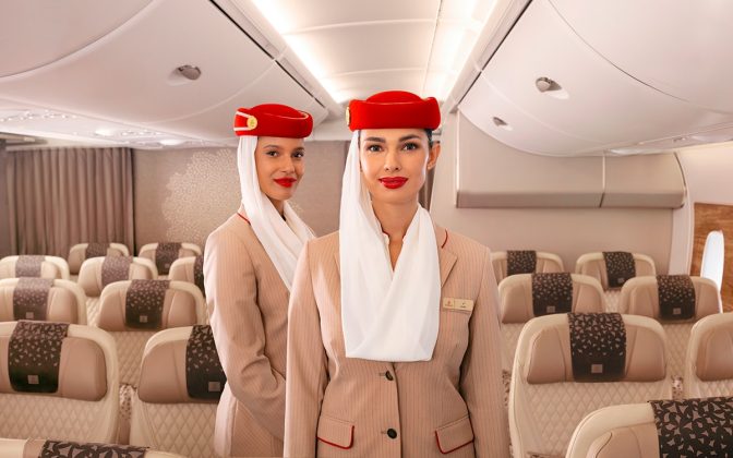 Emirates caută sterwardese la București, Cluj-Napoca și Iași pentru Dubai. Salarii de peste 3.000 de dolari/lună