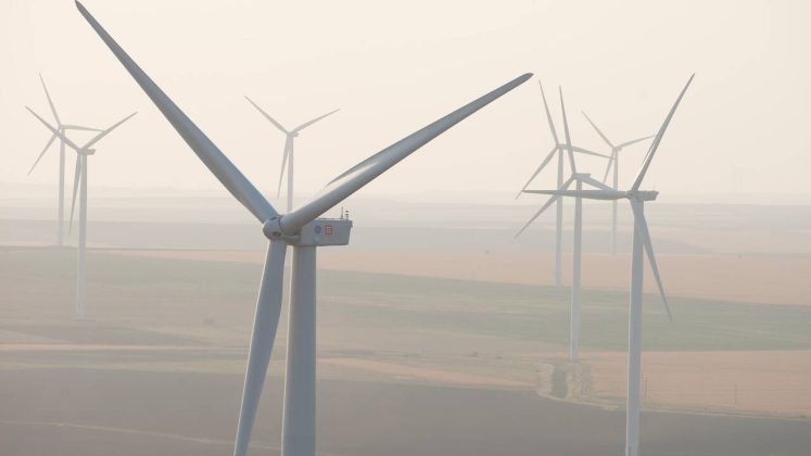 Parc eolian din România cu turbine în funcțiune sub cer senin, evidențiind producția de energie eoliană România și export energie la preț energie electrică avantajos. | sursa foto: Economica Parc eolian din România cu turbine în funcțiune sub cer senin, evidențiind producția de energie eoliană România și export energie la preț energie electrică avantajos. | sursa foto: Economica