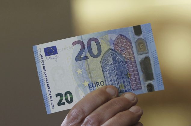 Seturi început euro cu monede și bancnote bulgare expuse în vitrină, pregătite pentru plăți card euro în Bulgaria. | sursa foto: Economica