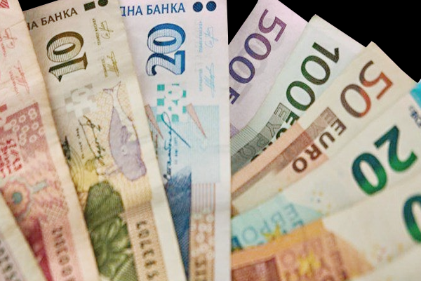 Trecerea le euro a Bulgariei produce noi pierderi: bulgarii stau la cozi să schimbe leva în euro la cursuri valutare dezavantajoase. De ce se îngrămădesc la casele de schimb, deși după 1 ianuarie cursul e mai bun?