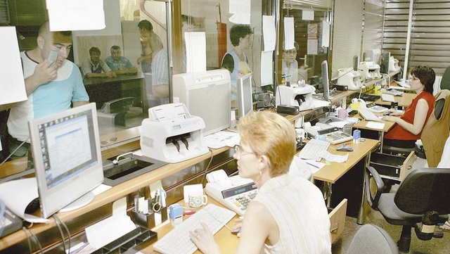 Curtea Constituțională în sala de judecată discutând sesizarea privind majorarea taxelor locale și eficientizarea resurselor publice. | sursa foto: Economica Curtea Constituțională în sala de judecată discutând sesizarea privind majorarea taxelor locale și eficientizarea resurselor publice. | sursa foto: Economica