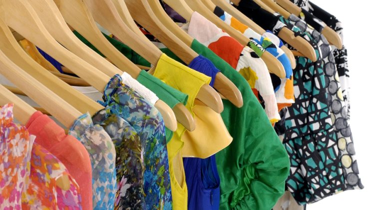 Hainele realizate din poliester reciclat poluează mai mult decât cele din poliester nou (studiu)