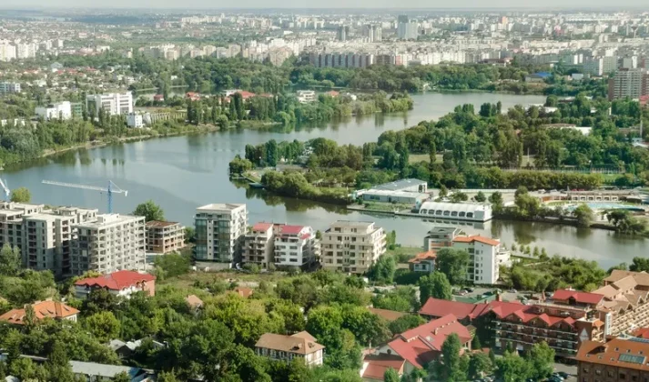 Grafic cu evoluția impozitelor proprietate locuințe și TVA materiale construcții, evidențiind impactul asupra pieței muncii construcții în 2025-2027. | sursa foto: Economica