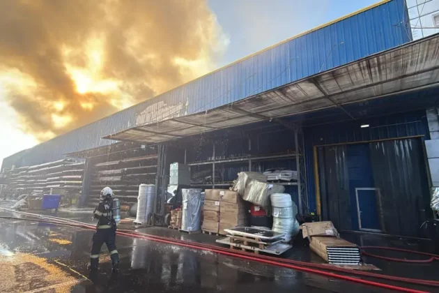 Incendiu puternic în vestul Capitalei. 16 autospeciale de pompieri sunt prezente