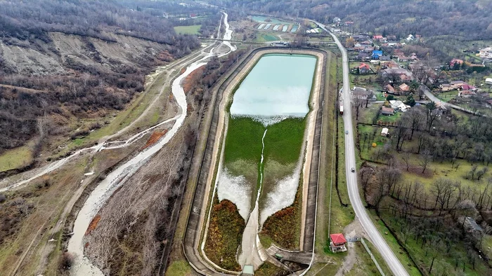 Imagini video. De ce au stat fără apă Mii de oameni din Prahova. Apele Române: Lucrările la Barajul Paltinu au decurs normal.
