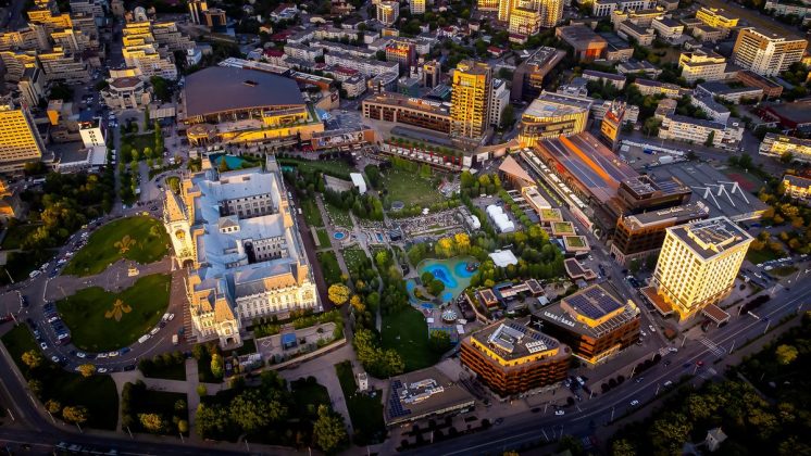 Ansamblu Palas Iași cu clădiri de birouri clasa A și spații comerciale, susținut prin finanțare real estate și credit sindicalizat pentru dezvoltare. | sursa foto: Economica Ansamblu Palas Iași cu clădiri de birouri clasa A și spații comerciale, susținut prin finanțare real estate și credit sindicalizat pentru dezvoltare. | sursa foto: Economica