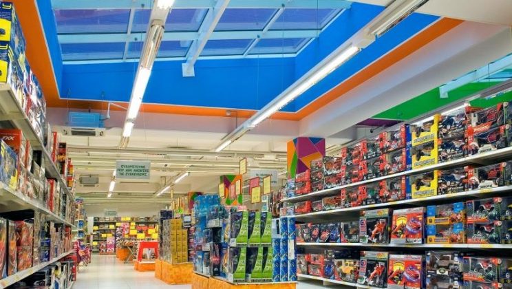 Interior magazin Jumbo România cu rafturi pline de produse diverse, ilustrând strategia Jumbo România în contextul creșterii TVA și concurenței pieței retailului. | sursa foto: Economica