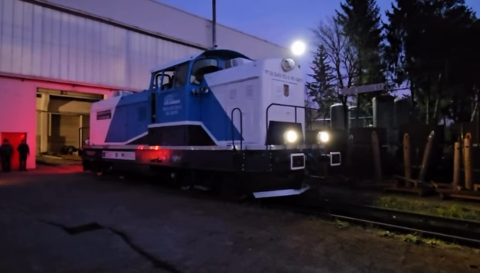 VIDEO A ieșit pe șine a șasea locomotivă cu acumulatori a CFR Călători, realizată la Brașov