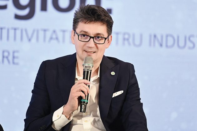 Panoramă a sediului Simtel cu echipamente pentru stocare energie și grafice ce ilustrează creșterea afacerii în 2026 și perspective financiare. | sursa foto: Economica