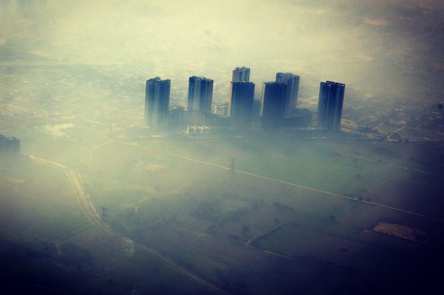 Un cocktail de ceaţă şi smog toxic reduce la minimum vizibilitatea în New Delhi. Zeci de zboruri anulate