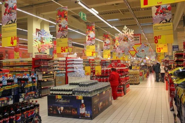 Aproape jumătate dintre români spun că vor cheltui mai puţin în perioada Sărbătorilor de iarnă – sondaj