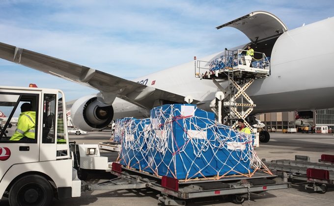 Avioane cargo pe pistă în aeroport, ilustrând creșterea volumului transport aerian mărfuri conform INS date transport 2025 | sursa foto: Economica