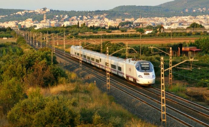 Abonament lunar de tren, cu călătorii nelimitate, la 60 de euro, în Spania