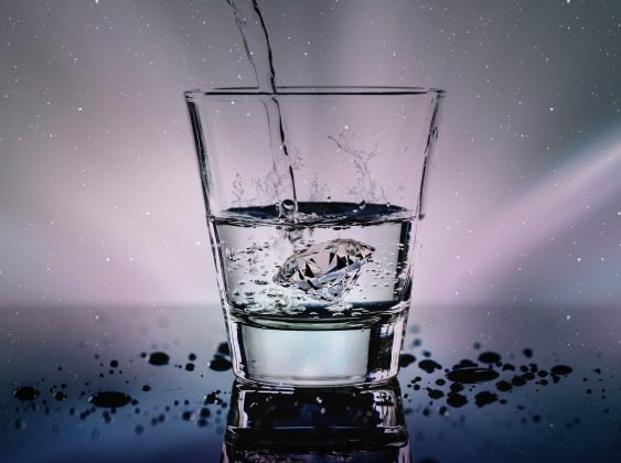 Românii au renunțat la peste 9 litri de băuturi nealcoolice pe an, în medie. Scădere report la consumul de ape minerale