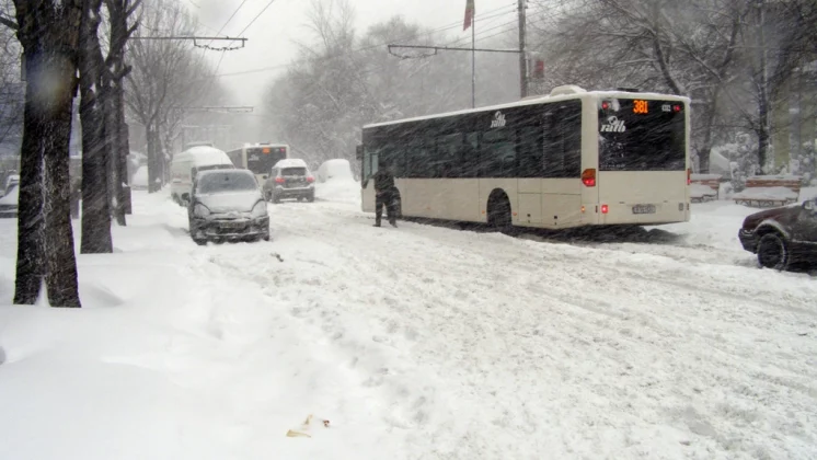 Ninsori la Bucureşti, în Noaptea de Ajun. Stratul de zăpadă estimat este de 3-6 cm