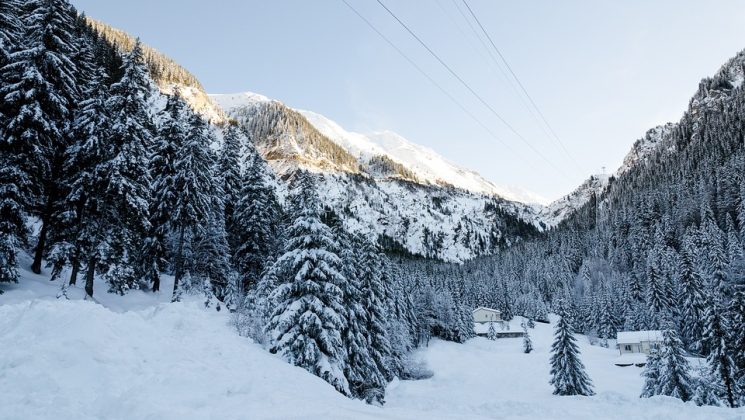 Cât plătești pe cazare dacă faci Sărbătorile la munte sau doar în alt oraș. Prețurile din aproape 30 de localități – TABEL