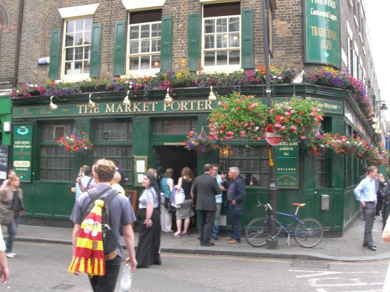 Guvernul britanic vrea să adopte măsuri fiscale pentru sprijinirea pub-urilor