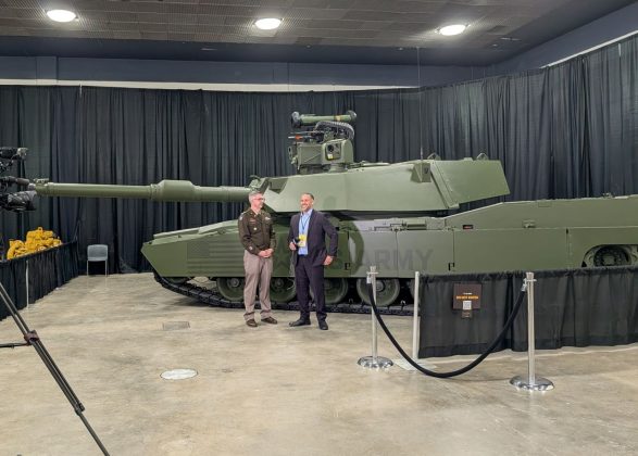 Cea mai nouă versiune a tancului Abrams, prezență neașteptată la o expoziție auto