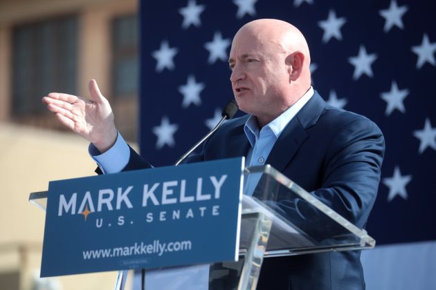 Pentagonul îi va  tăia din pensia militară senatorului democrat Mark Kelly, după ce acesta a cerut trupelor americane să nu respecte ordinele ilegale date de Trump