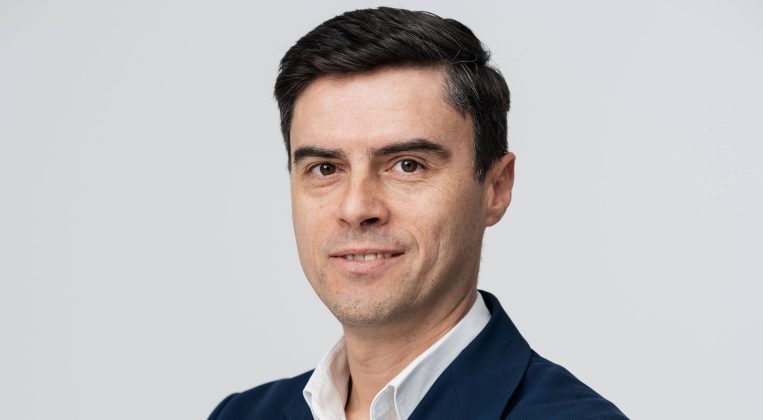 Străzi acoperite de zăpadă în SUA cu copaci căzuți și linii electrice rupte, cauzând pene masive de curent electric și victime furtună iarnă SUA. | sursa foto: Economica Străzi acoperite de zăpadă în SUA cu copaci căzuți și linii electrice rupte, cauzând pene masive de curent electric și victime furtună iarnă SUA. | sursa foto: Economica