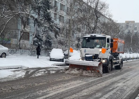 Primăria București anunță că 312 utilaje și 1.144 de muncitori înlătură zăpada
