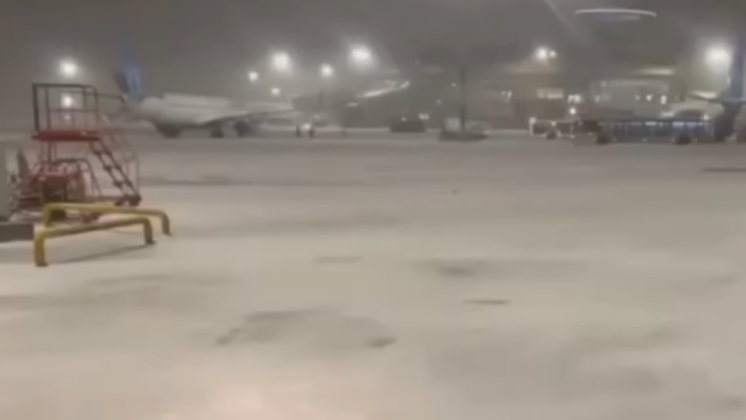 Zborurile de pe cel mai important aeroport din Moscova au fost suspendate, în urma celei mai abundente ninsori din acest an