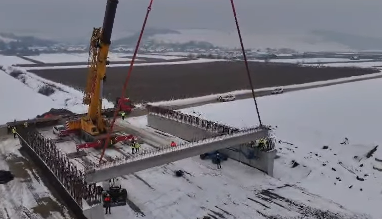 VIDEO Se montează primele grinzi pe Autostrada Unirii A8. Imagini