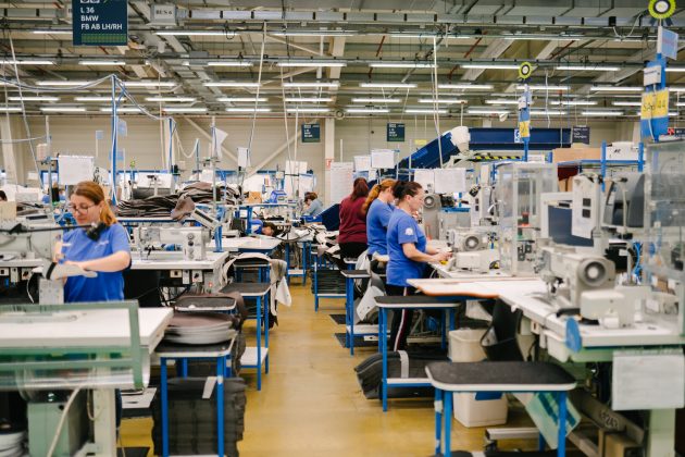 Un gigant din industria auto închide fabrica din România. Peste 1.000 de oameni vor fi concediaţi