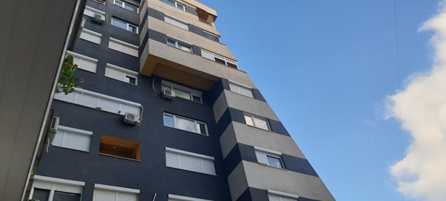 Fișă informare locuințe completată de dezvoltator imobiliar, evidențiind reguli dezvoltatori imobiliari și amenzi ANPC pentru nerespectare. | sursa foto: Economica