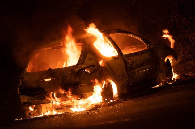 Peste 1.000 de vehicule incendiate şi peste 500 de persoane reţinute în Franţa în noaptea de Revelion