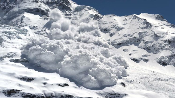 Sibiu: Avalanşă de mari dimensiuni la Bâlea Lac, declanşată de doi schiori, care au scăpat nevătămaţi