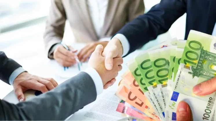 Premieră în România. Copilul tău primește bani dacă învață bine. Până la 20% în plus și dobândă pentru alocația strânsă prin cel mai nou produs Asirom