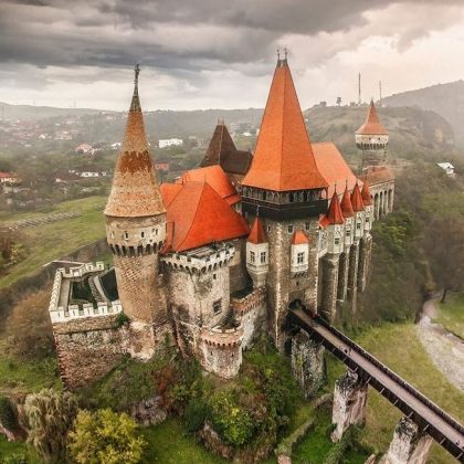 Au fost reluate lucrările de restaurare la Castelul Corvinilor. Când vor fi finalizate