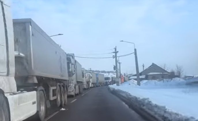 Zăpada abundentă i-a lăsat pe drumari fără sare. Se stă la coadă la saline – VIDEO
