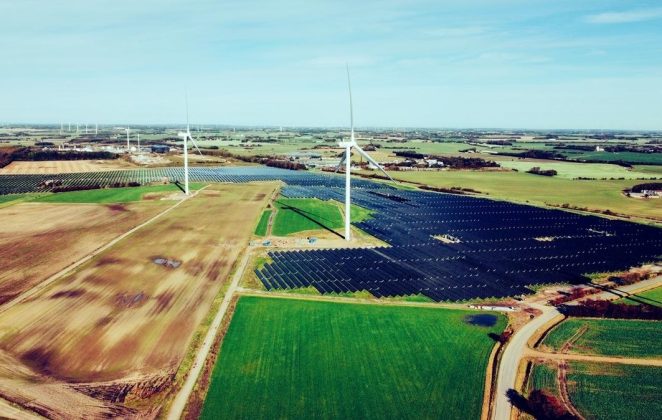 Parc eolian cu turbine și panouri fotovoltaice instalate în județul Constanța, parte din proiect hibrid eolian fotovoltaic de 49,6 MW capacitate instalată pentru energie regenerabilă România. | sursa foto: Economica