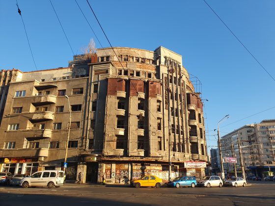 Hotelul Dunărea, simbolul degradării din zona Gara de Nord, scos la vânzare