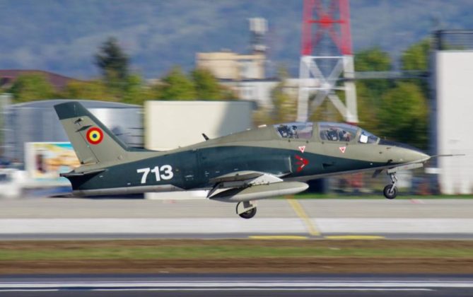 Au zburat în sfârșit, după ani de întârziere, primele avioane IAR-99 Șoim modernizate la Craiova