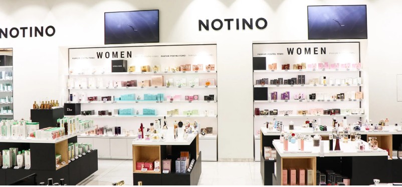 Rafturi cu parfumuri nișă și produse cosmetice premium expuse într-un magazin online, reflectând piața cosmetice România și cumpărături online în creștere. | sursa foto: Economica