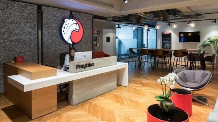 Oameni înlocuiți de AI. Compania de jocuri Playtika, prezentă și în România, dă afară 15% din angajați. ”Ne îndreptăm spre echipe optimizate”
