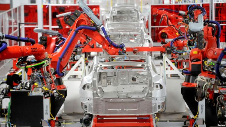Tesla vrea să investească 20 de miliarde de dolari, majoritatea în maşini autonome şi roboţi humanoizi. Ce modele dispar