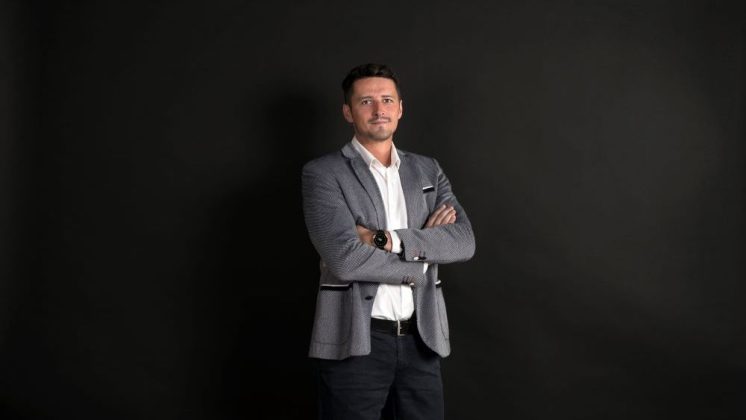 Copertă vintage Electrecord pe disc vinil expus în casa discuri România, simbol al tradiției muzicale românești. | sursa foto: Economica