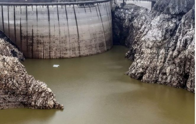 Ultimele imagini cu lacul Vidraru golit aproape complet. Când va începe să se umple din nou și când va ajunge la nivelul normal FOTO