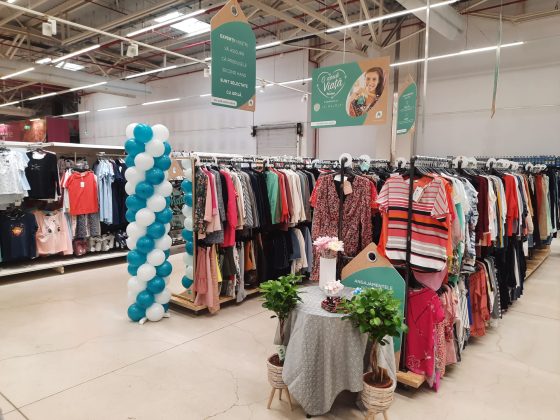 Era second-hand s-a întors. Auchan vinde în medie 1.000 de articole purtate pe zi
