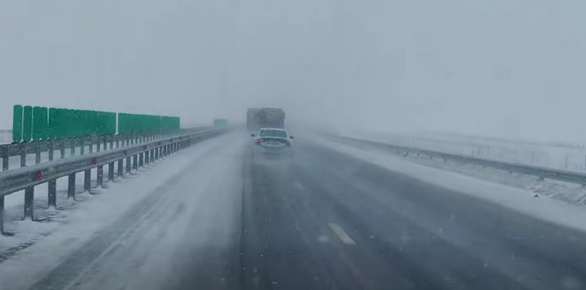 CNAIR anunță că mai multe sectoare de autostrăzi și drumuri naționale sunt închise sau restricționate ca urmare a ninsorilor abundente și a visclului