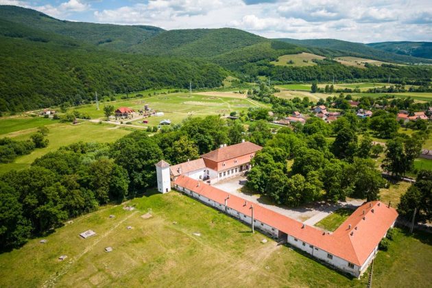 Reabilitarea Castelului Miko din Olteni, județul Covasna, va fi finalizată până la sfârșitul lui august. În incinta clădirii va funcționa un muzeu ecvestru