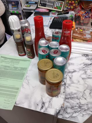 Inspector ANPC verificând produse expirate și echipamente uzate în magazin în cadrul controalelor la operatorii economici. | sursa foto: Economica