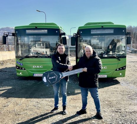 Autovehicule DAC a livrat două autobuze electrice asamblate în România orașului Vișeu de Sus